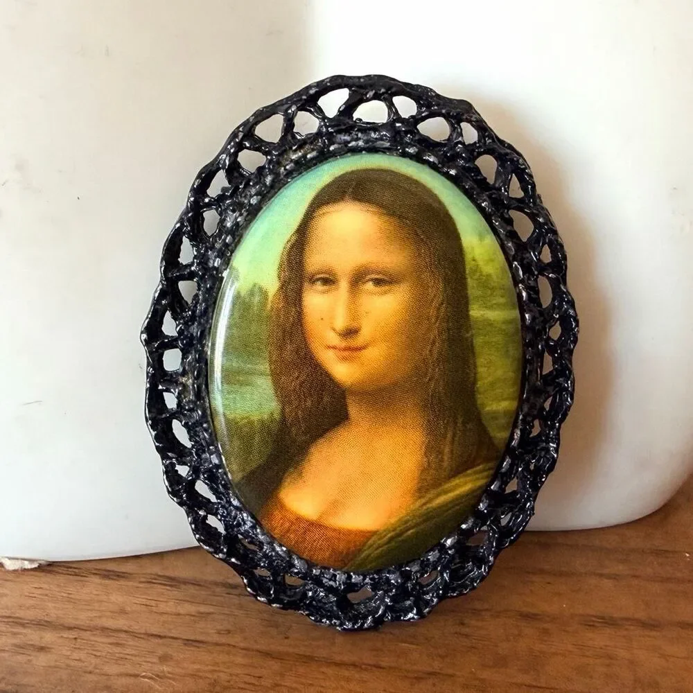 Mona Lisa Portrait Brooch Black